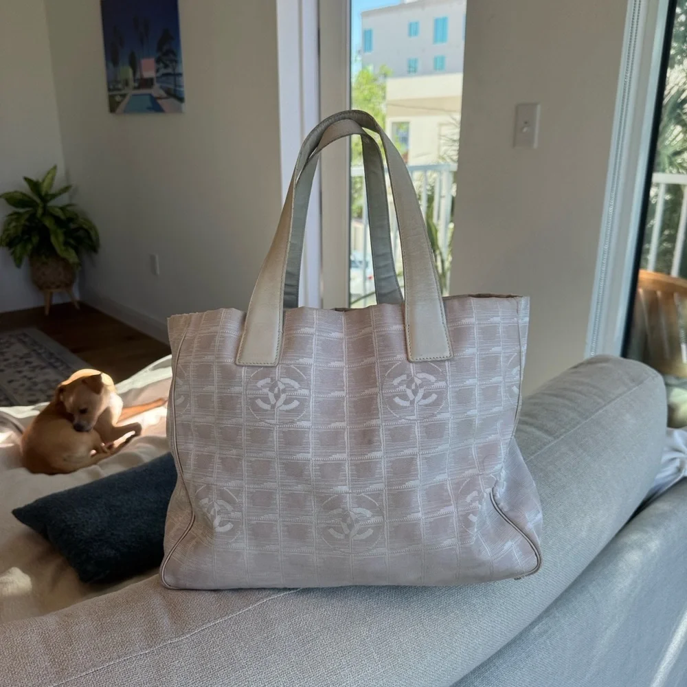 Authentic Chanel Vintage Travel Line Pink Tote - Picture 3 of 11